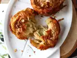 Resep Cruffin, kombinasi croissant dan muffin, dalam hal ini diasinkan dengan parmesan dan mozzarella.