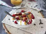 Resep Skyr bowl dengan buah merah, selai kacang dan cokelat