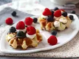 Resep Wafel buah, cokelat, dan krim kocok