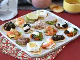 Resep Piring blini dengan isian, minuman beralkohol bervariasi yang sempurna untuk musim perayaan