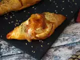 Resep Roti gulung bergaya pizza yang diisi dengan saus tomat, ham, dan mozzarella