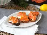 Resep Keju kambing segar dan salmon asap di atas roti panggang