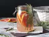 Resep Air rasa jeruk bali dan rosemary: minuman detoksifikasi tanpa tambahan gula
