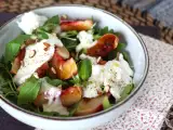 Resep Salad manis dan gurih dengan buah persik panggang, roket, dan burrata (rasa musim panas yang manis)