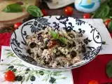 Resep Salad nasi mediterania: tuna, zaitun, tomat kering, dan lemon