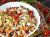 Resep Salad nasi vegetarian: feta, jagung, wortel, kacang polong, tomat ceri, dan mint