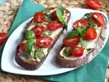 Resep Roti lapis keju, pesto, dan tomat ceri segar