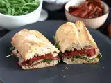 Resep Sandwich dengan dada bebek asap, tomat kering, roket, dan cuka balsamic