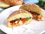 Resep Sandwich ayam yang diasinkan dengan selada, tomat, dan kemangi