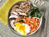 Resep Semangkuk buddha vegetarian dengan soba, sayuran, dan telur rebus