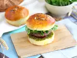 Resep Burger ala italia: saus pesto, tomat kering, mozzarella