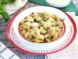 Resep Tortellini dengan parmesan, ham, dan kemangi