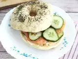 Resep Bagel dengan salmon, mentimun, dan fromage frais