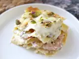 Resep Lasagna salmon dengan burrata dan pistachio yang lembut dan renyah