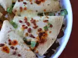 Resep Tortilla yang dipanggang dalam oven dengan quesadilla dan isian daging sapi pedas