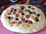 Resep Focaccia yang tebal dan empuk dengan tomat ceri, zaitun, dan oregano