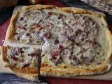 Resep Zwiebelkuchen: pai bawang jerman dengan bawang bombai yang dimasak hingga lembut dan potongan daging asap