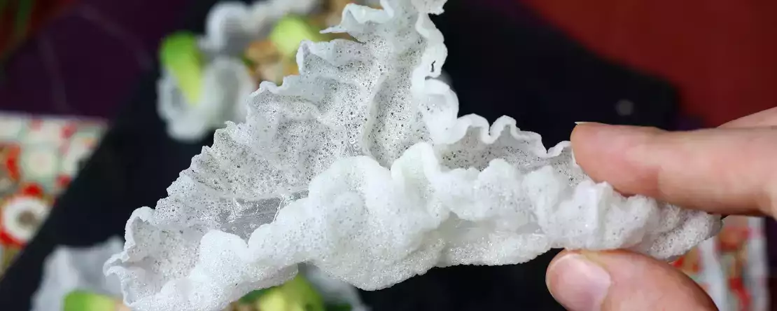 Bagaimana cara membuat keripik dengan kertas nasi?