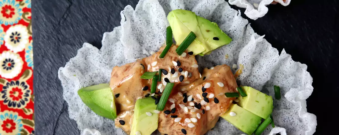 Taco asia: salmon tartar dalam keripik nasi