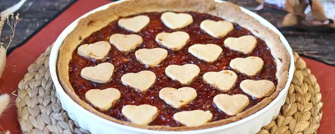 Tart dengan selai stroberi: resep kue kering klasik (juga hati)