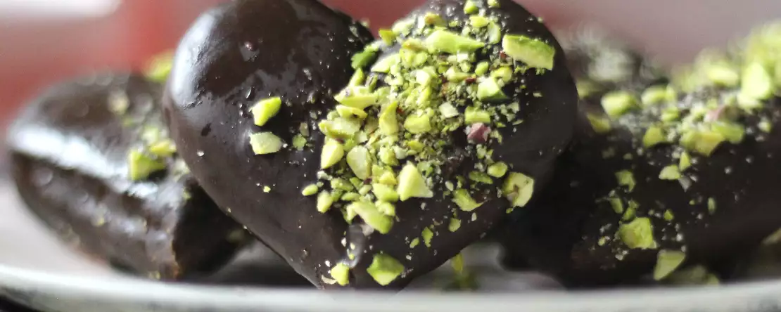 Hati soletilla dengan lapisan cokelat dan pistachio