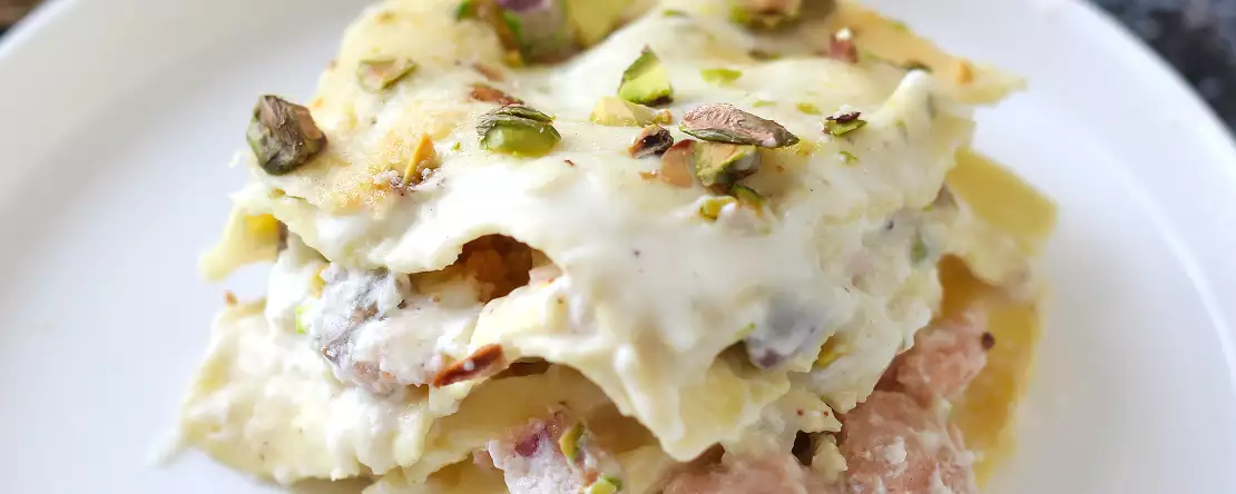 Lasagna salmon dengan burrata dan pistachio yang lembut dan renyah