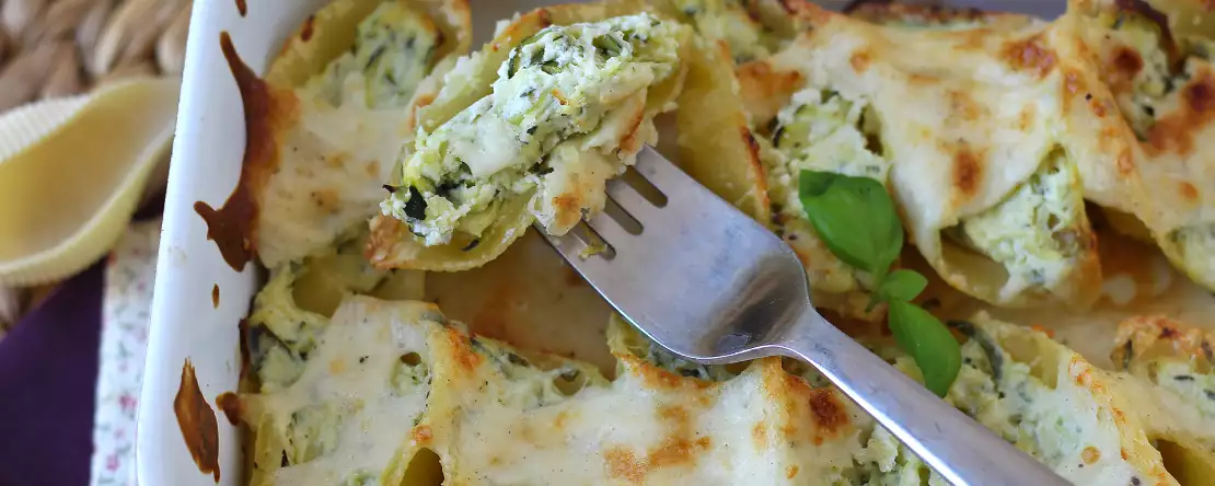 Conchiglioni diisi dengan ricotta, cukini, dan lemon: krim dan au gratin di dalam oven