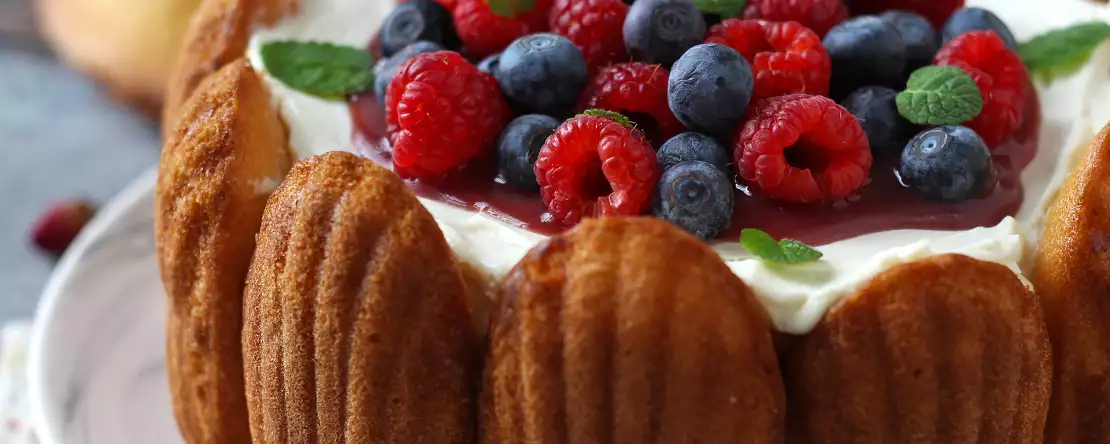 Charlotte buah merah dengan madeleine