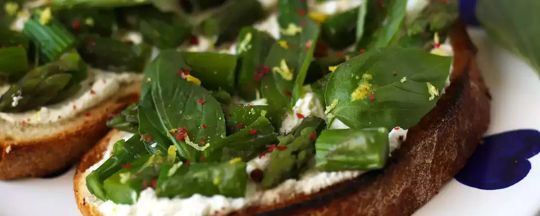 Asparagus, lemon, dan tartin ricotta kemangi