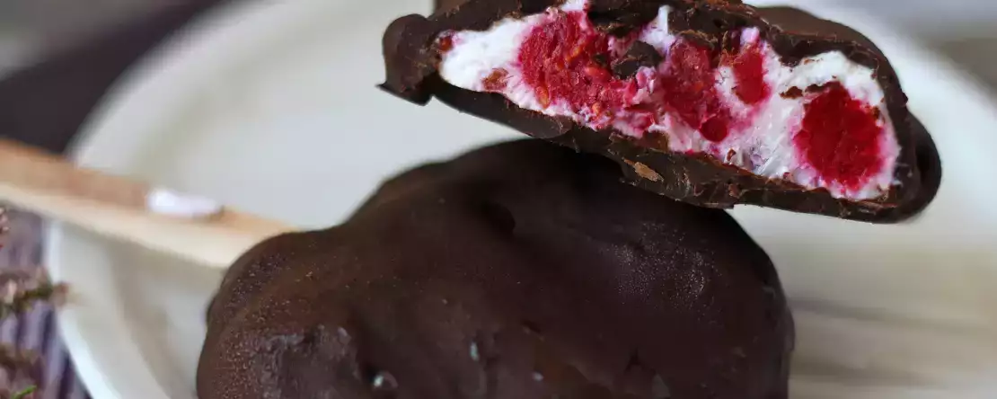 Es krim skyr, raspberry, dan cokelat. camilan sehat untuk hari yang cerah!