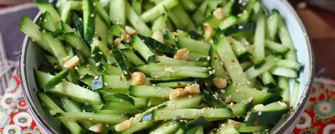 Salad mentimun pedas dengan kacang tanah