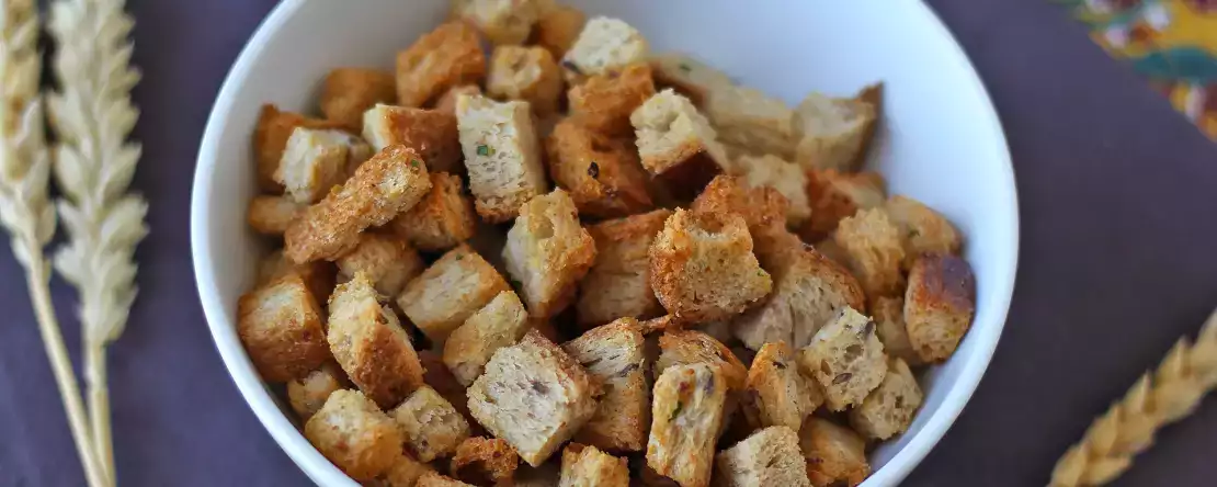Crouton herba yang renyah di dalam air fryer (cepat dan mudah)