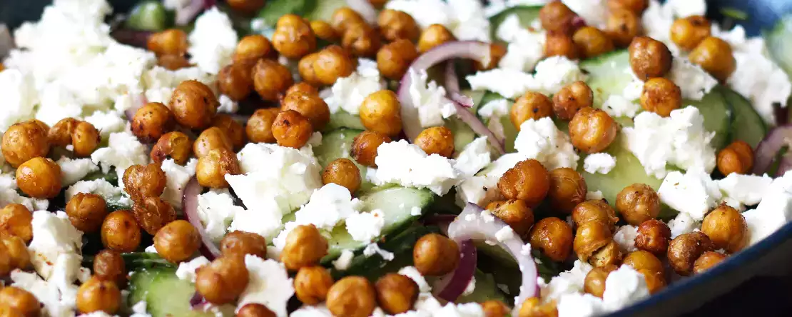 Mentimun, buncis panggang, alpukat, dan salad feta