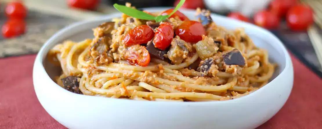 Pasta dengan krim terong dan tomat ceri: resep sederhana dan lezat