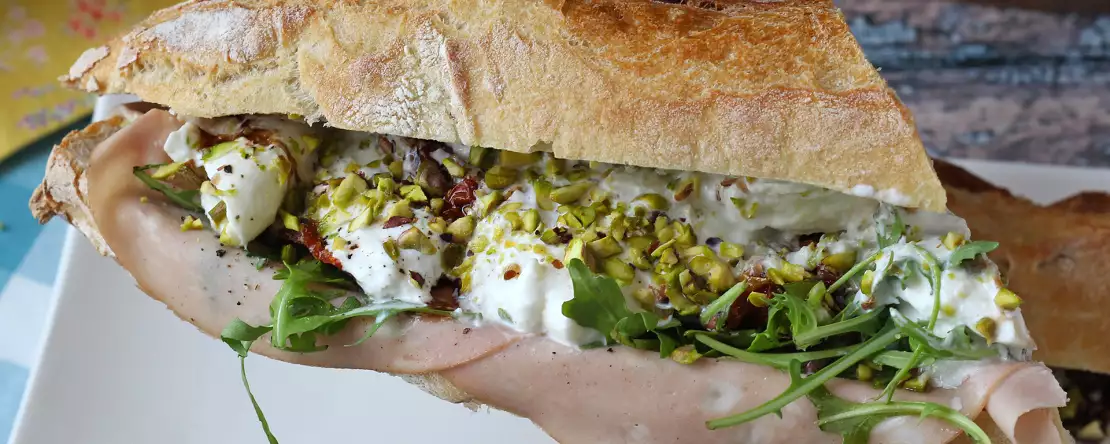 Sandwich gourmet italia dengan keju mortadella dan burrata