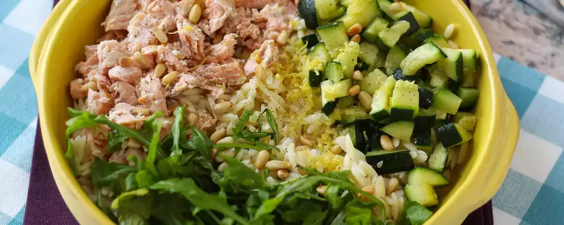 Salad pasta orzo dengan salmon dan cukini