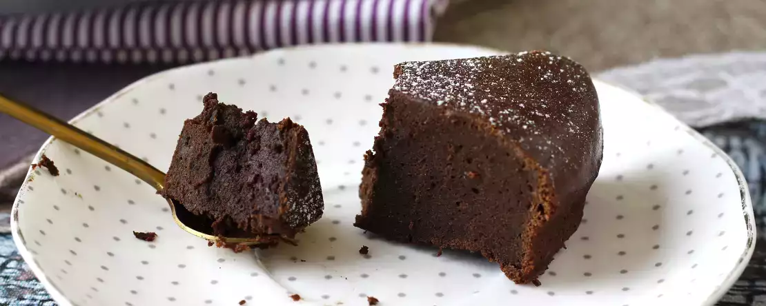 Fondant cokelat berprotein: resep dengan whey yang mudah dibuat