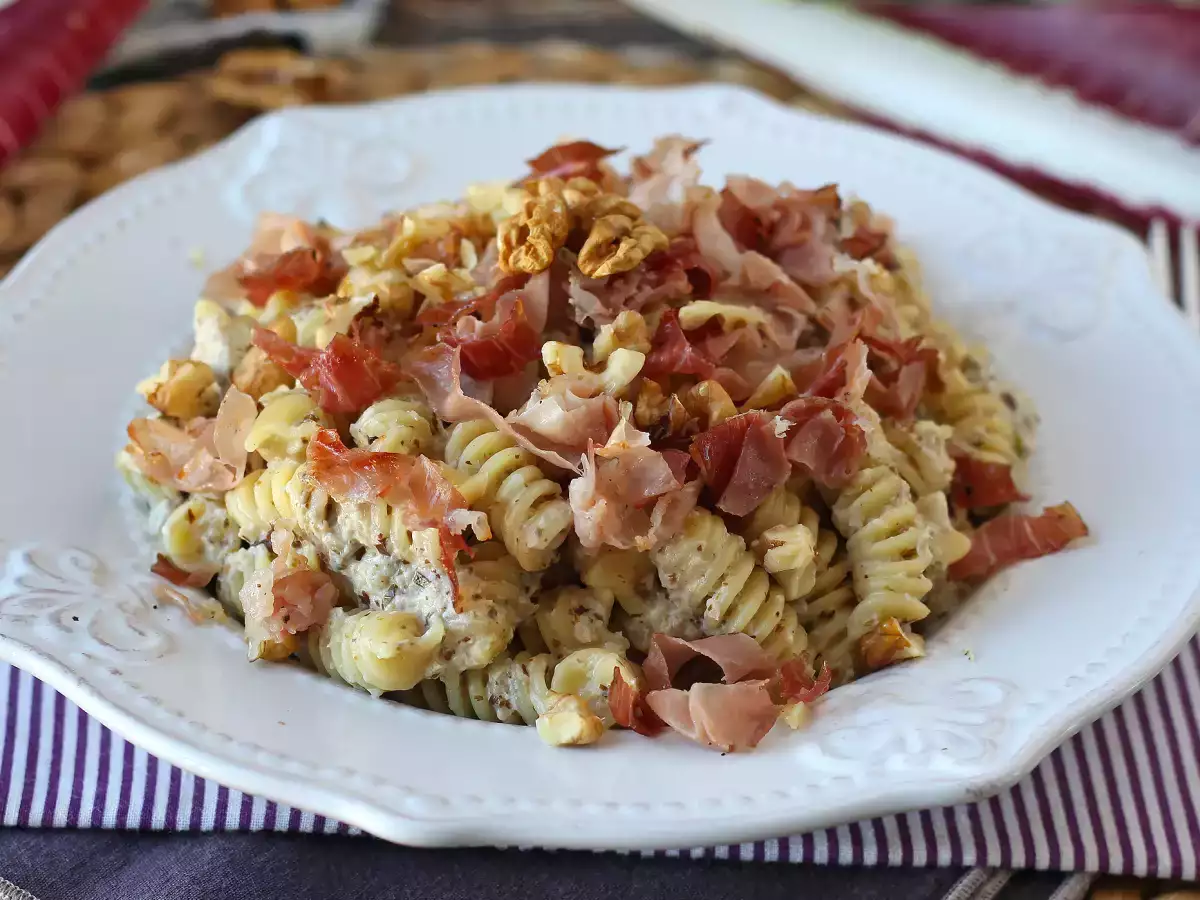 Resep Pasta krim dengan radicchio, bacon renyah, dan kenari: resep cepat dan tak tertahankan