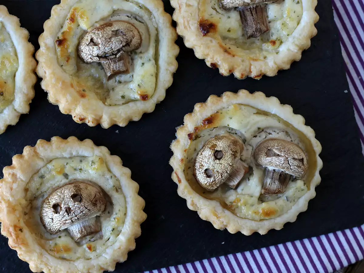 Resep Tartlet mini halloween dengan jamur dan krim keju bawang putih dan herba