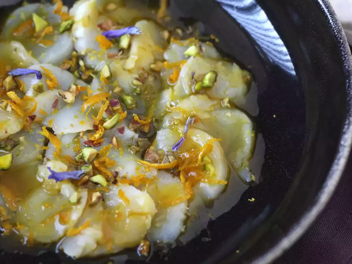 Resep Scallop carpaccio dengan citrus vinaigrette dan pistachio, hidangan pembuka yang elegan dan mudah disiapkan.