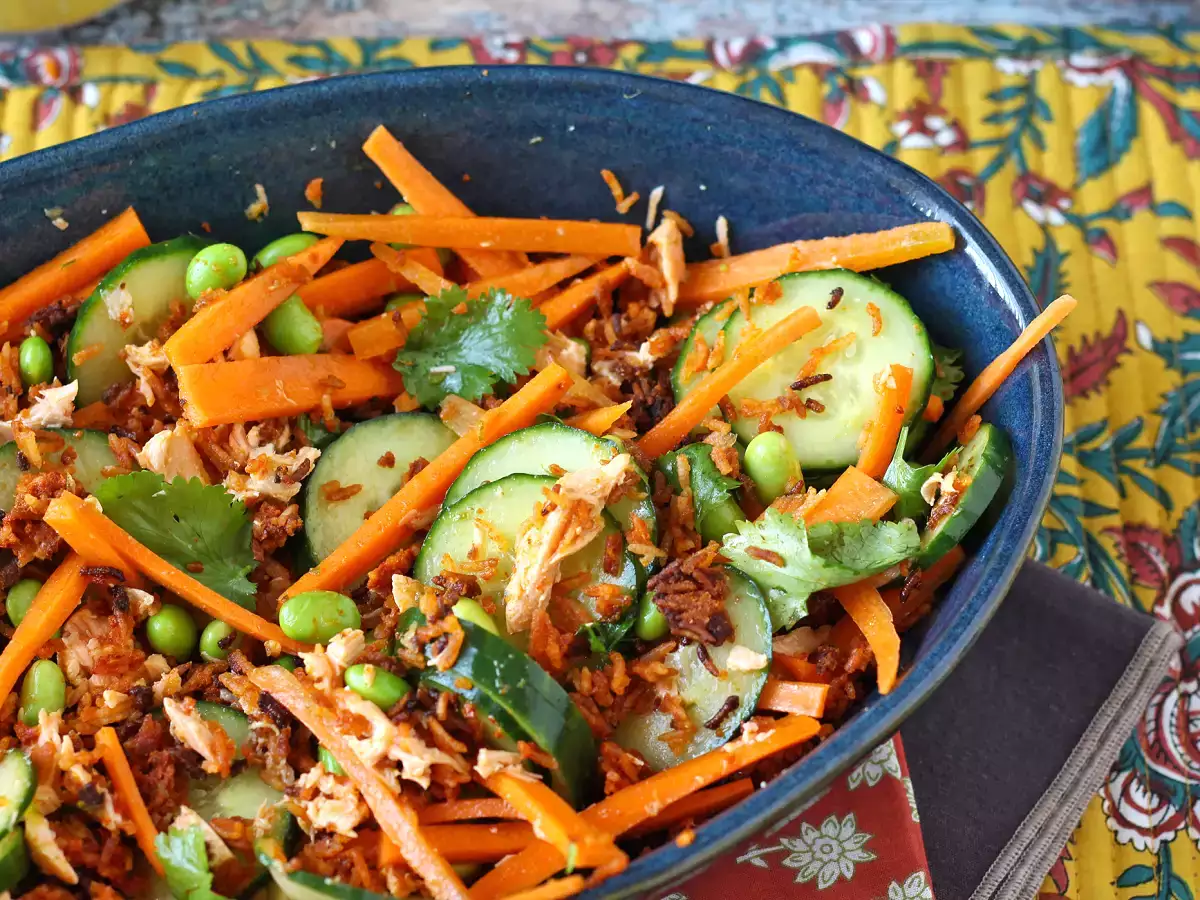 Resep Salad nasi renyah salmon yang renyah dan pedas!