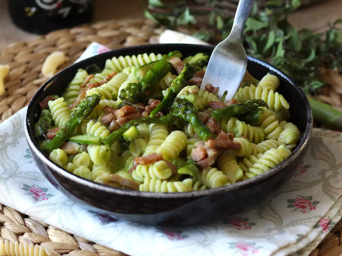 Resep Pasta asparagus dan bacon yang lembut: resep yang mudah dan lezat