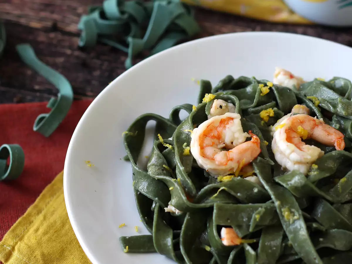 Resep Pasta spirulina dengan udang dan lemon: hidangan pertama yang kaya nutrisi dengan rasa yang unik