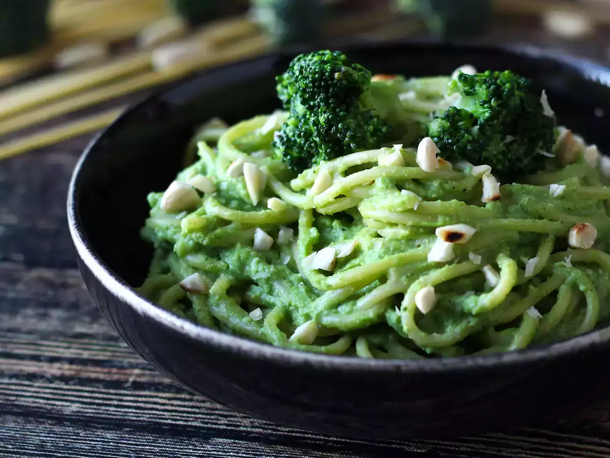 Resep Pasta krim dengan brokoli dan almond: hidangan yang mudah disiapkan dan lezat