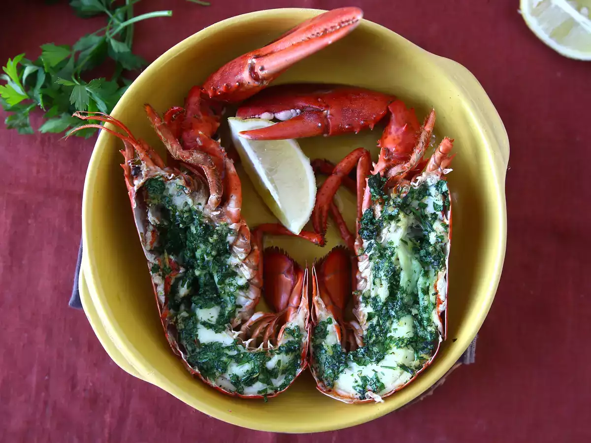Resep Lobster panggang dengan peterseli dan lemon: kesederhanaan dan kecanggihan di meja.