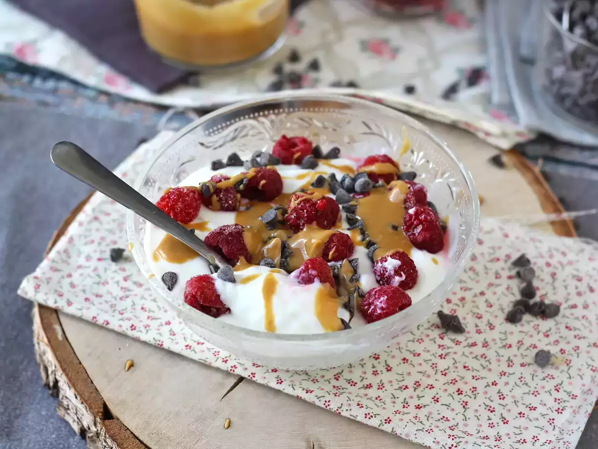 Resep Skyr bowl dengan buah merah, selai kacang dan cokelat