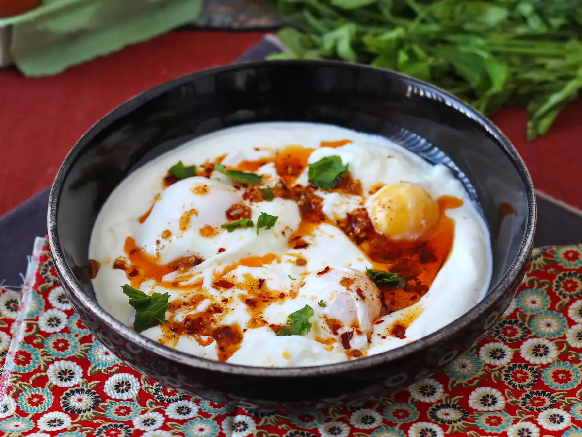 Resep Telur ala turki di atas dasar yoghurt dengan minyak pedas - çilbir
