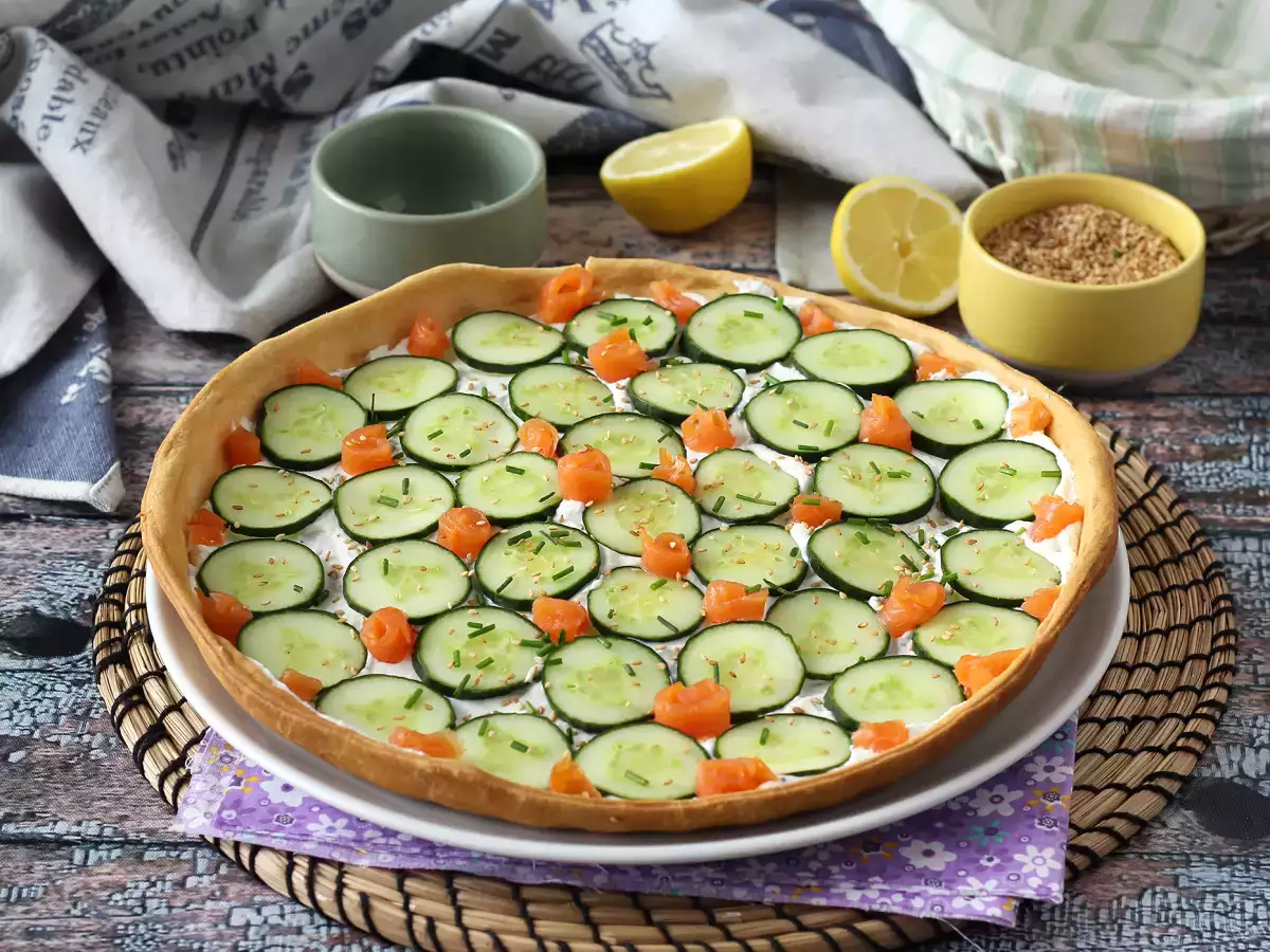 Resep Tart musim panas yang sangat menyegarkan: ricotta, mentimun, dan salmon asap