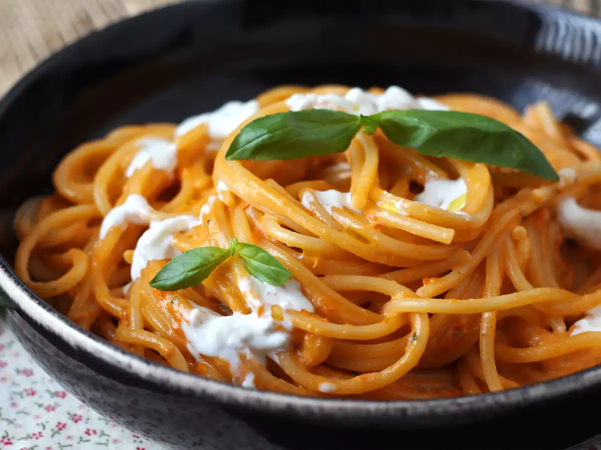 Resep Pasta krim dengan burrata dan tomat ceri