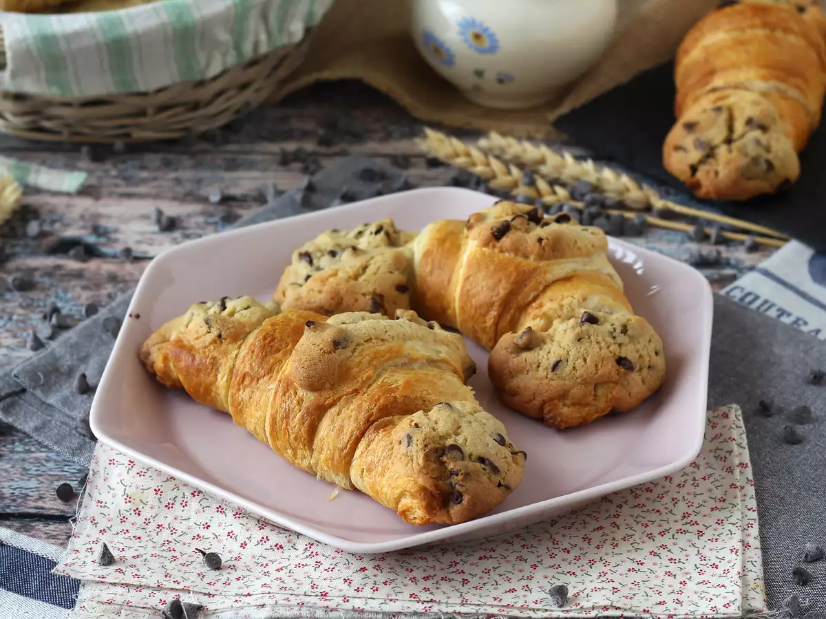Resep Croissant yang sangat lezat dan sangat mudah. kombinasi sempurna antara croissant dan kue!